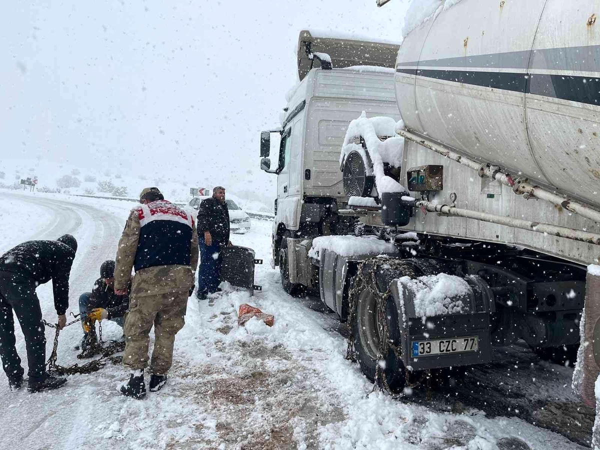 Yolda kalan vatandaşların imdadına jandarma yetişti