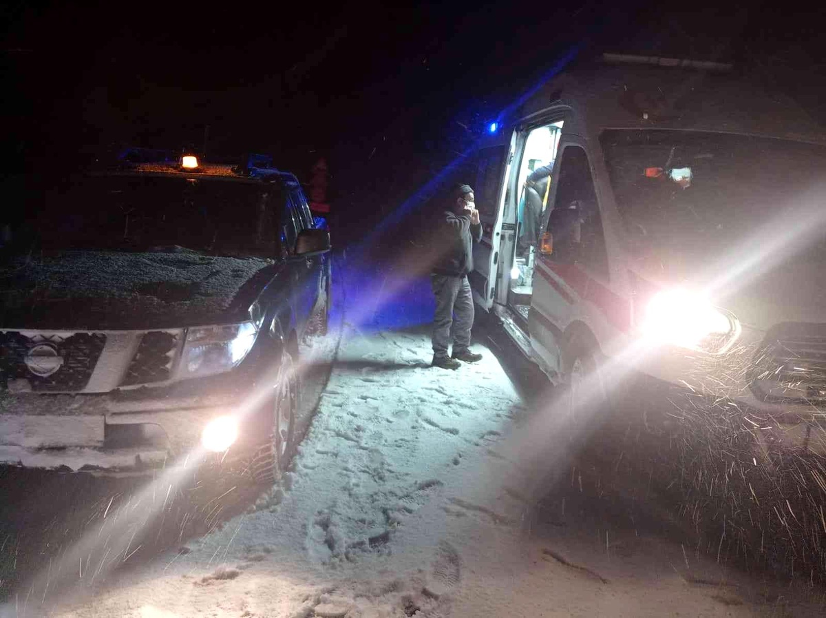 Yolu kapanan köyde mahsur kalan hastaya için ekipler seferber oldu