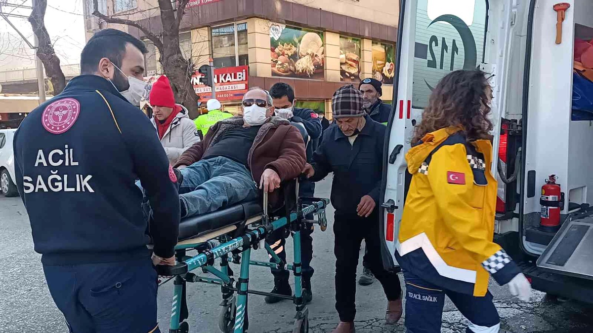 Yolun karşısına geçmek isterken, ayağının üzerinden kamyonet geçti