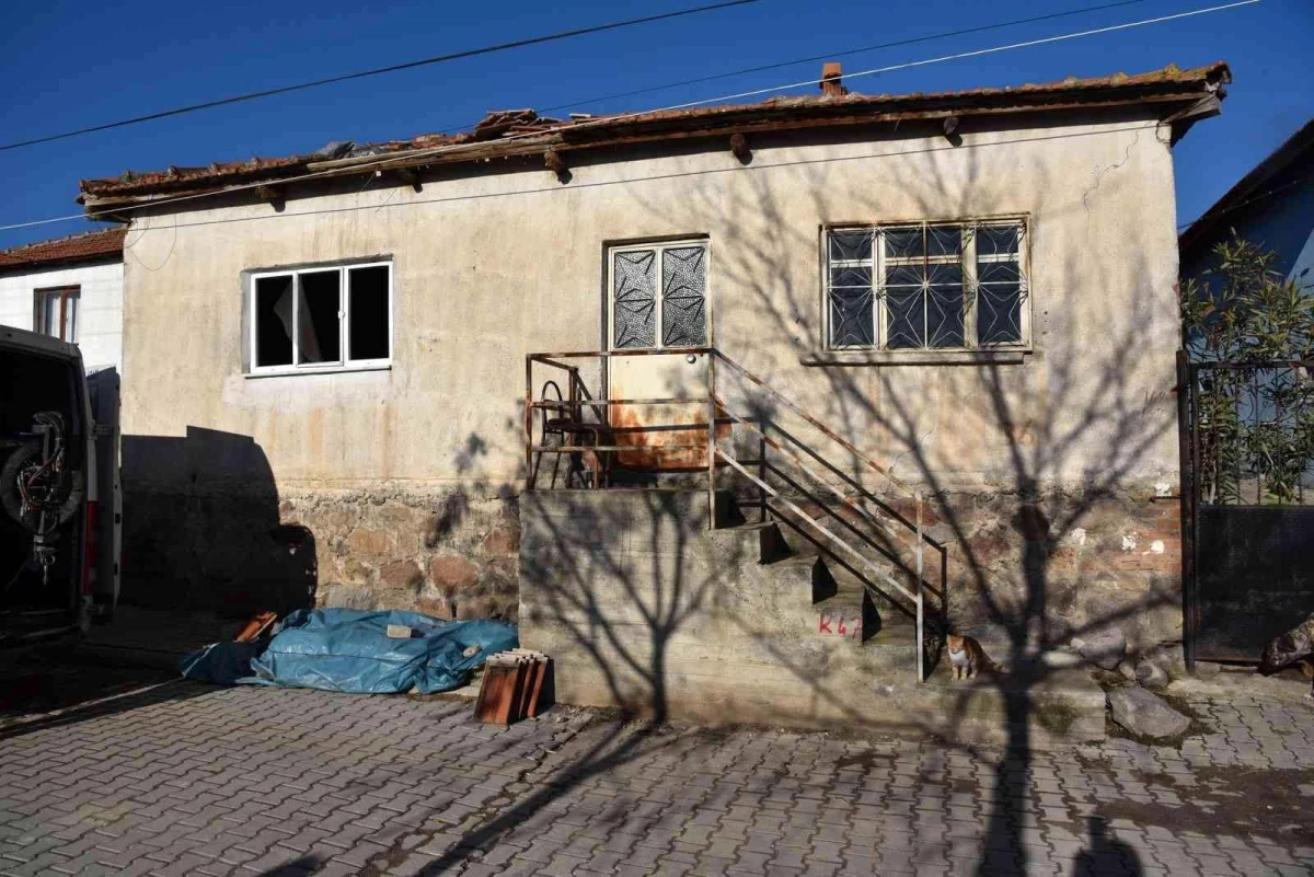 Son dakika haberi! Yunusemre Belediyesi yangınzede aileyi yalnız bırakmadı