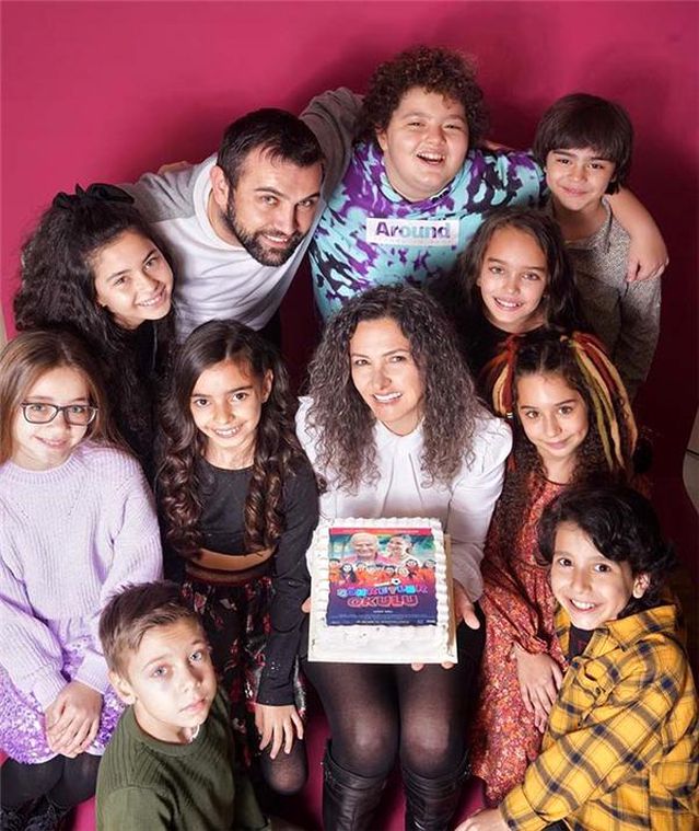 'Şöhretler Okulu Yarışıyor filmine pastalı kutlama