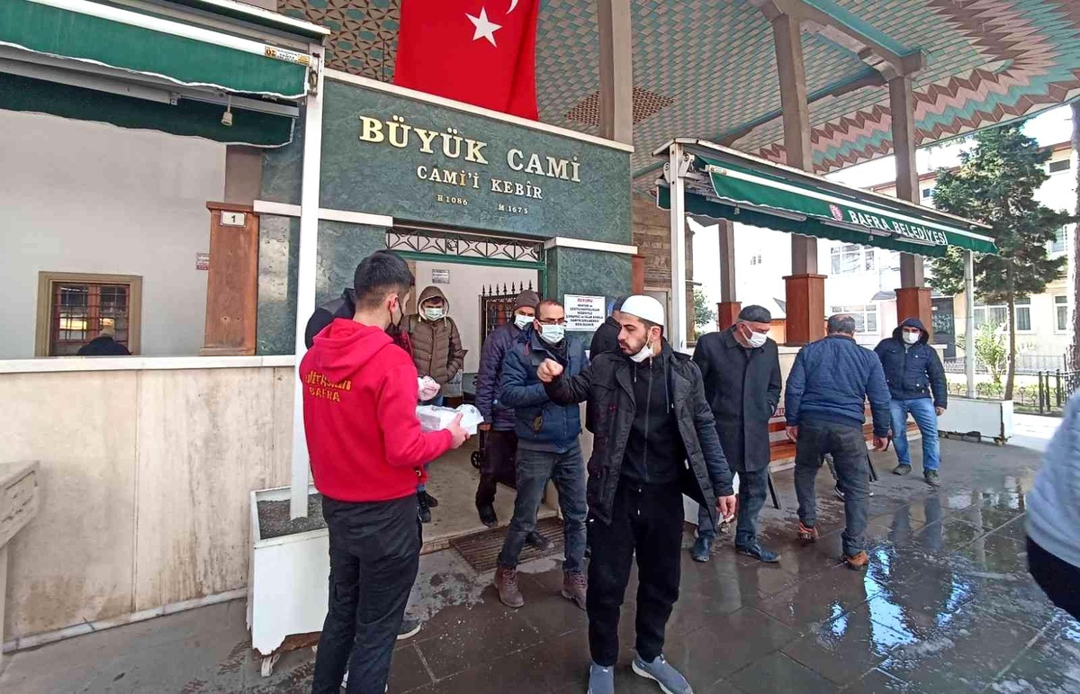 Ahmet Çalık için lokum ve çikolata dağıtıldı