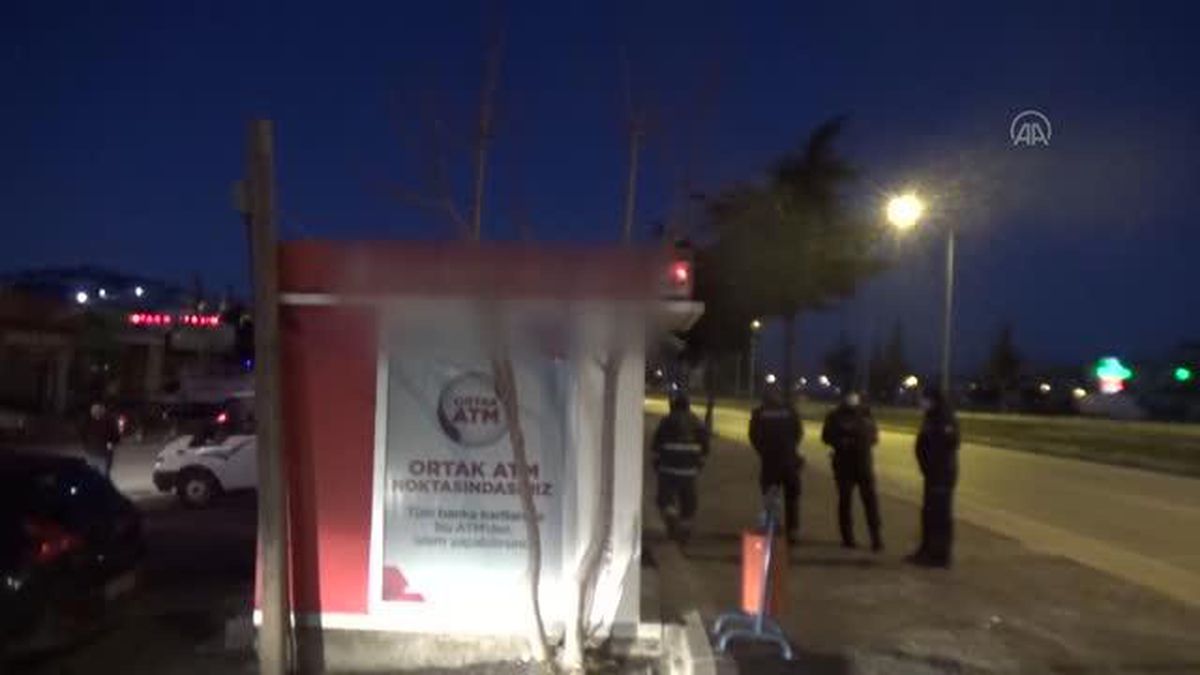 ATM'den çıkan duman polis ve itfaiyeyi alarma geçirdi