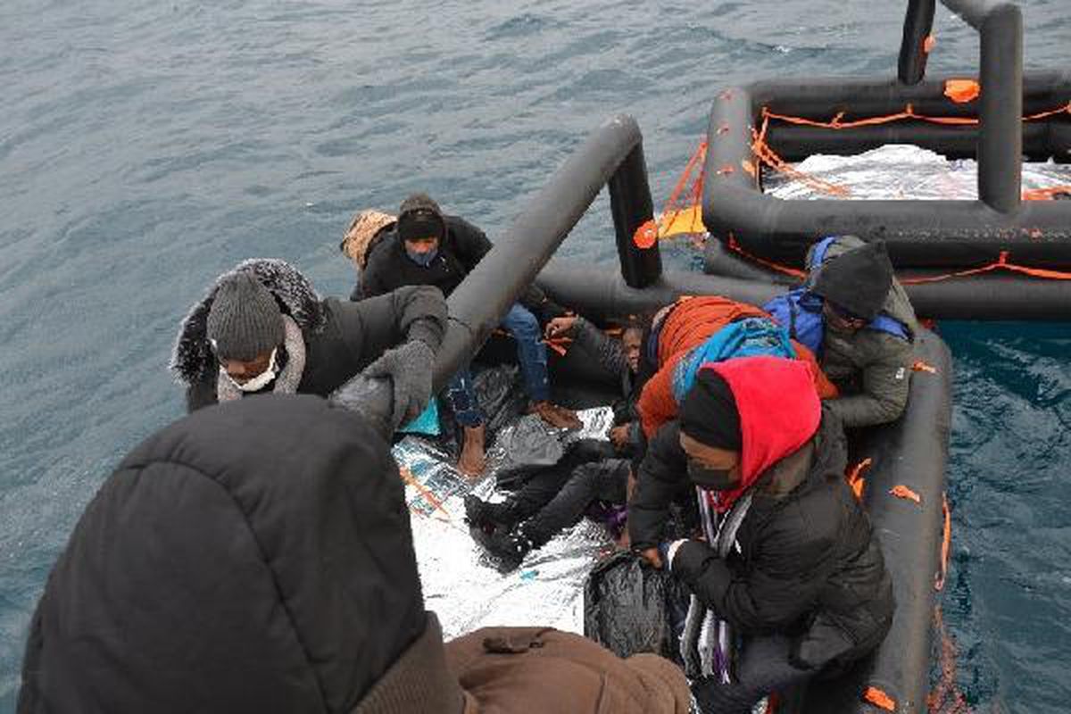 Ayvalık açıklarında 27 kaçak göçmen kurtarıldı