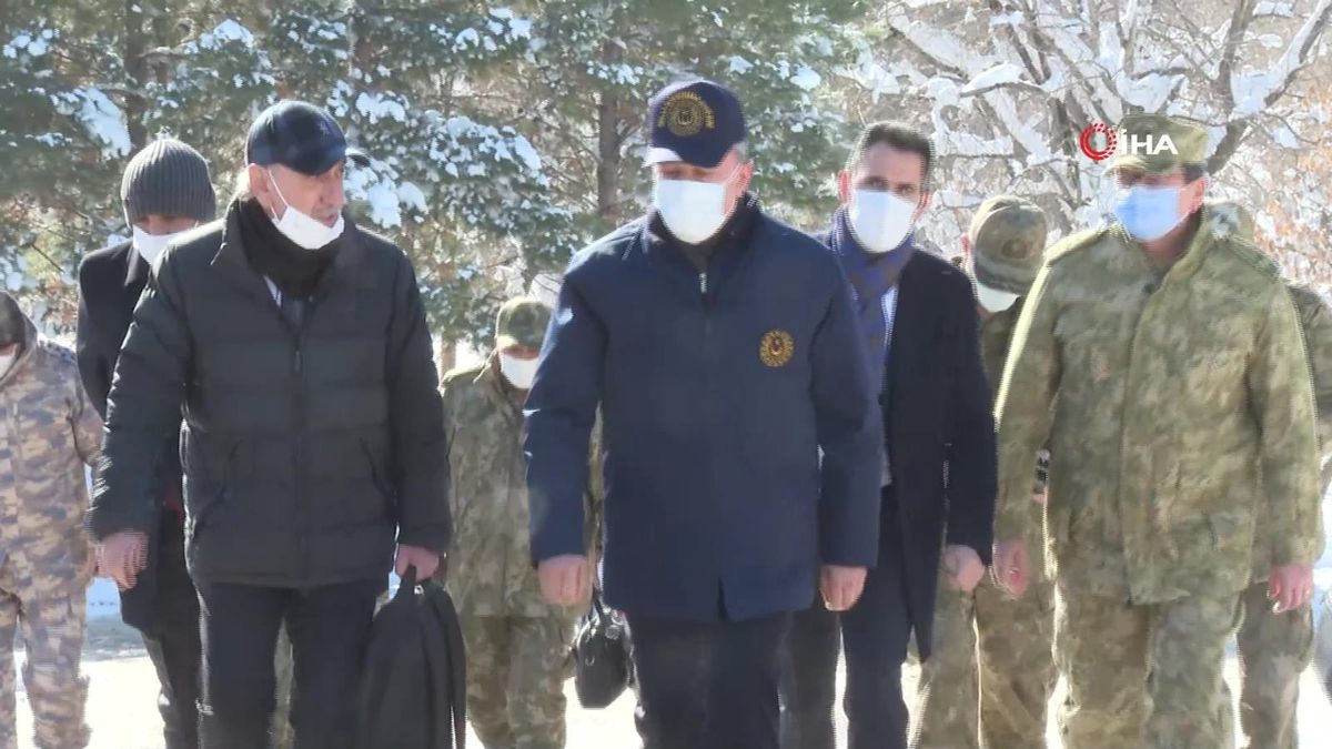 Son dakika haber! Bakan Akar beraberindeki TSK komuta kademesi ile sınırın 'sıfır noktasında'
