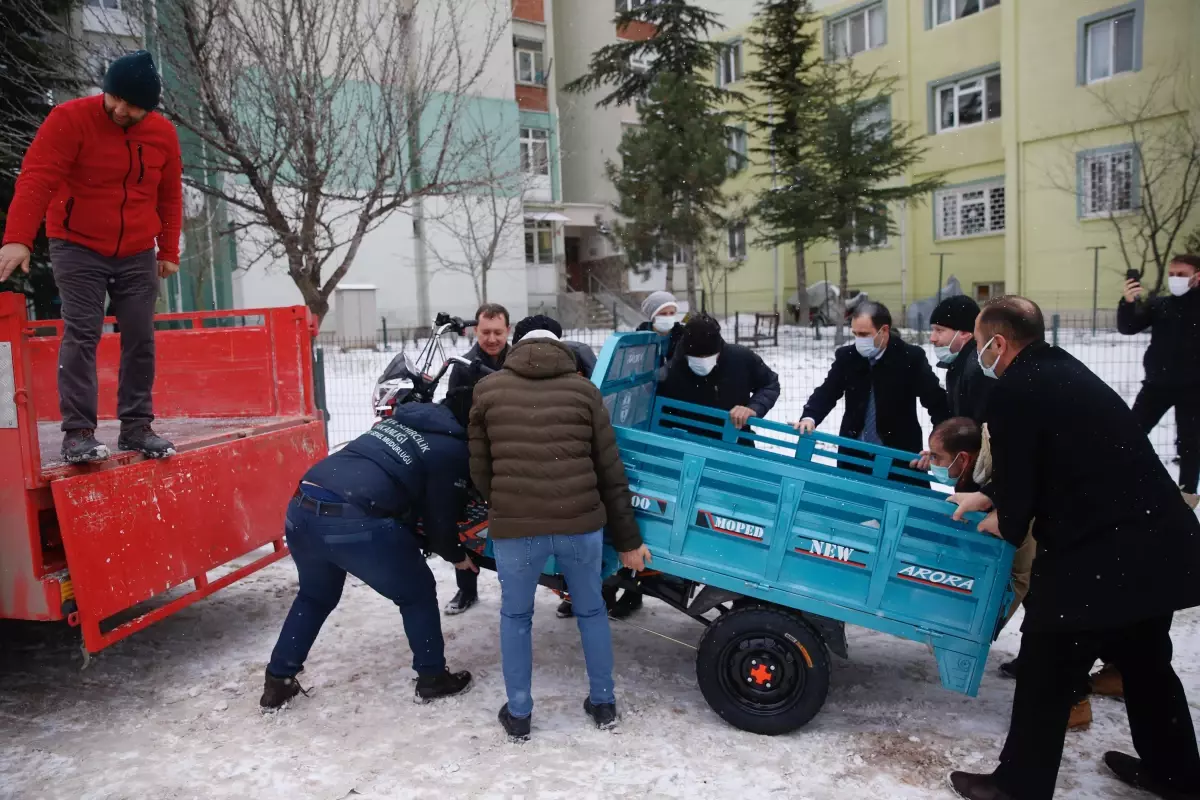 Son dakika haberleri... Bakanı Kurum\'dan motosikleti çalınan kadına duygulandıran hediye