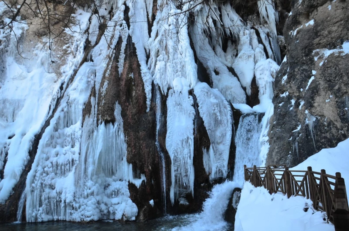Eksi 16 derecede buz tutan şelale kartpostallık görüntüler oluşturdu