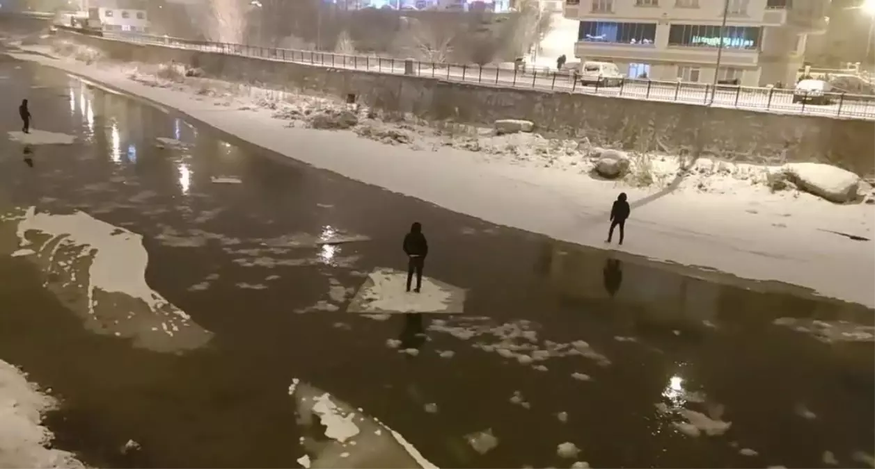 Buzu sal yapıp Çoruh\'ta gezintiye çıkan gençler bu kez polise takıldı