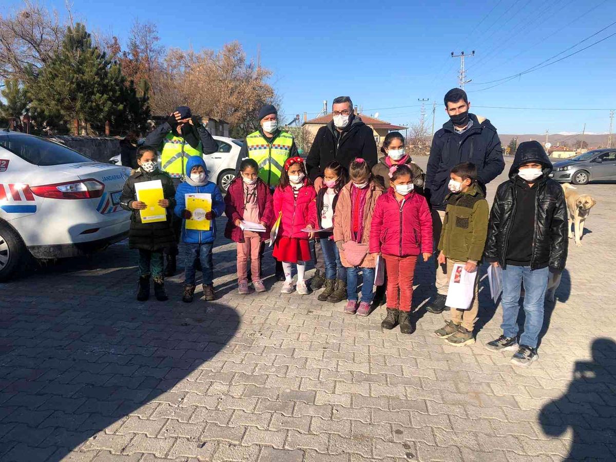 Son dakika haber | Çocukların karne sevincine jandarma ortak oldu