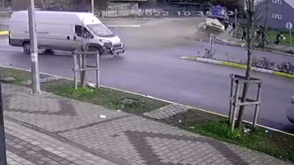 Dedesinin aracını kaçırdı, polisten kaçarken kaza yaptı... O anlar kamerada