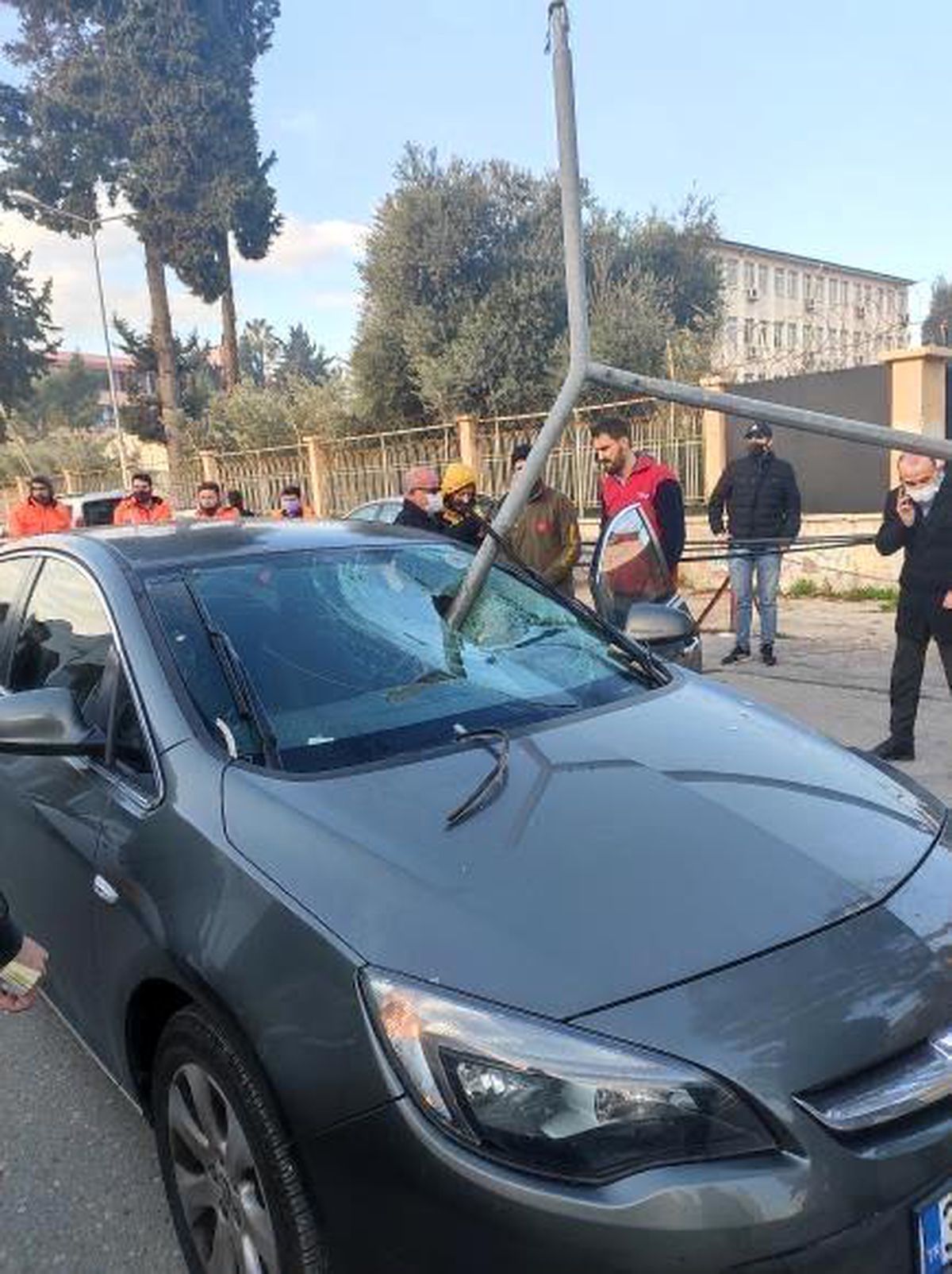 Devrilen direk otomobilin ön camına saplandı, sürücü şans eseri ölümden döndü