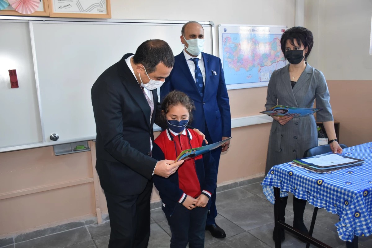 Doğu Anadolu\'da öğrenciler karnelerini aldı