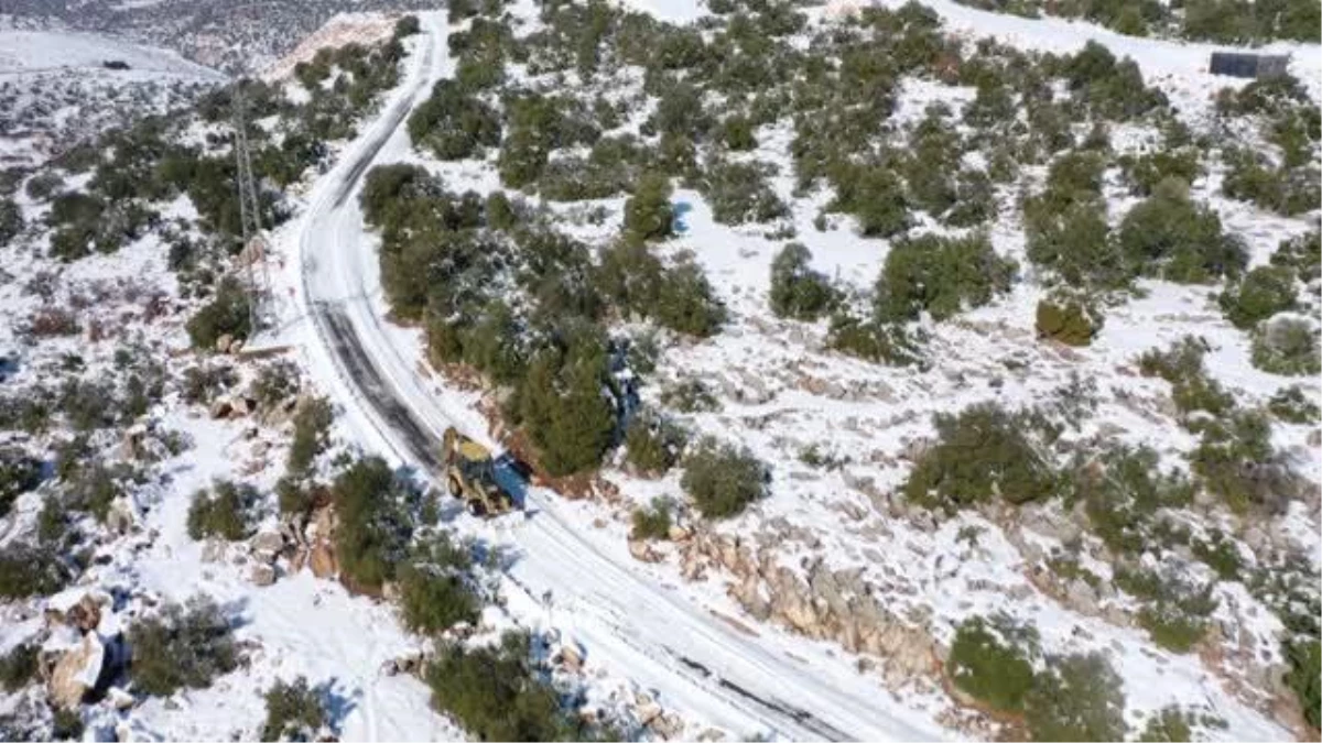 (DRONE) Yüksek kesimlerinde karla kapanan yollar açılıyor