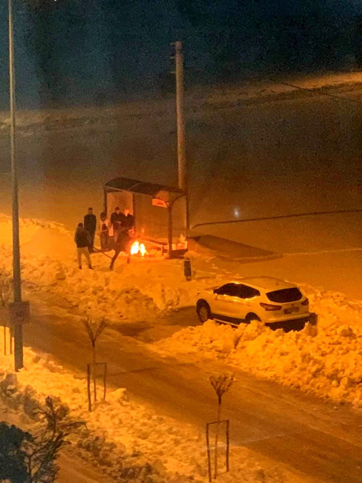 Durakta bekleyen gençler eksi 8 derecede ateş yakarak ısındı