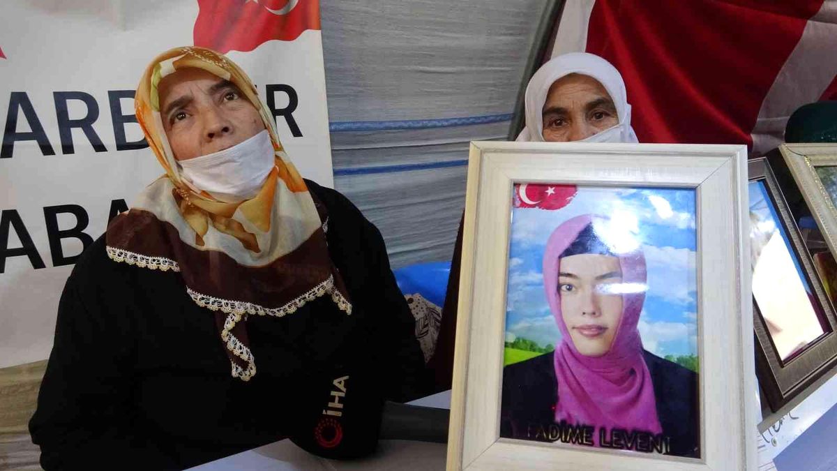 Evlat nöbetindeki anne: "Bir çocuğumuz ailesine kavuştu, inşallah o mutluluğu biz de görürüz"