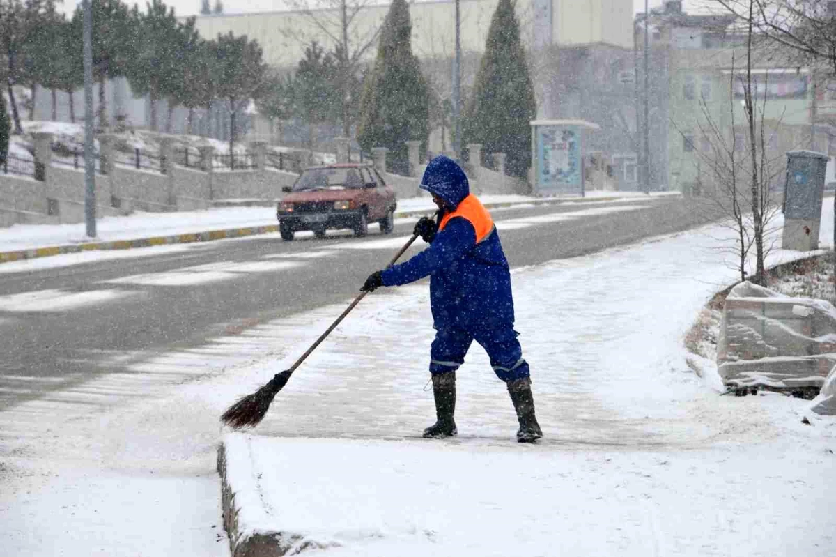 Gediz Belediyesi ekipleri karla mücadele için sahada