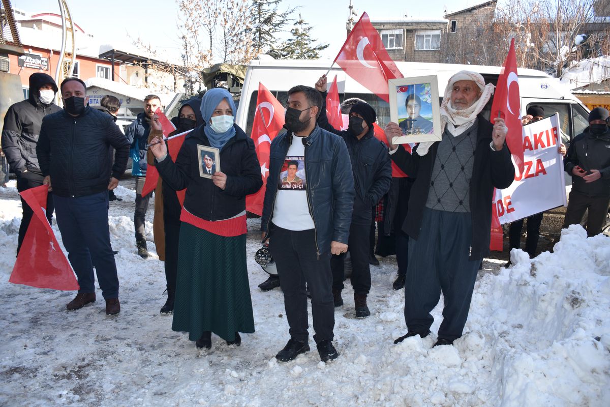 Son dakika haberleri! Hakkari\'de terör mağduru aileler HDP önünde eylem yaptı
