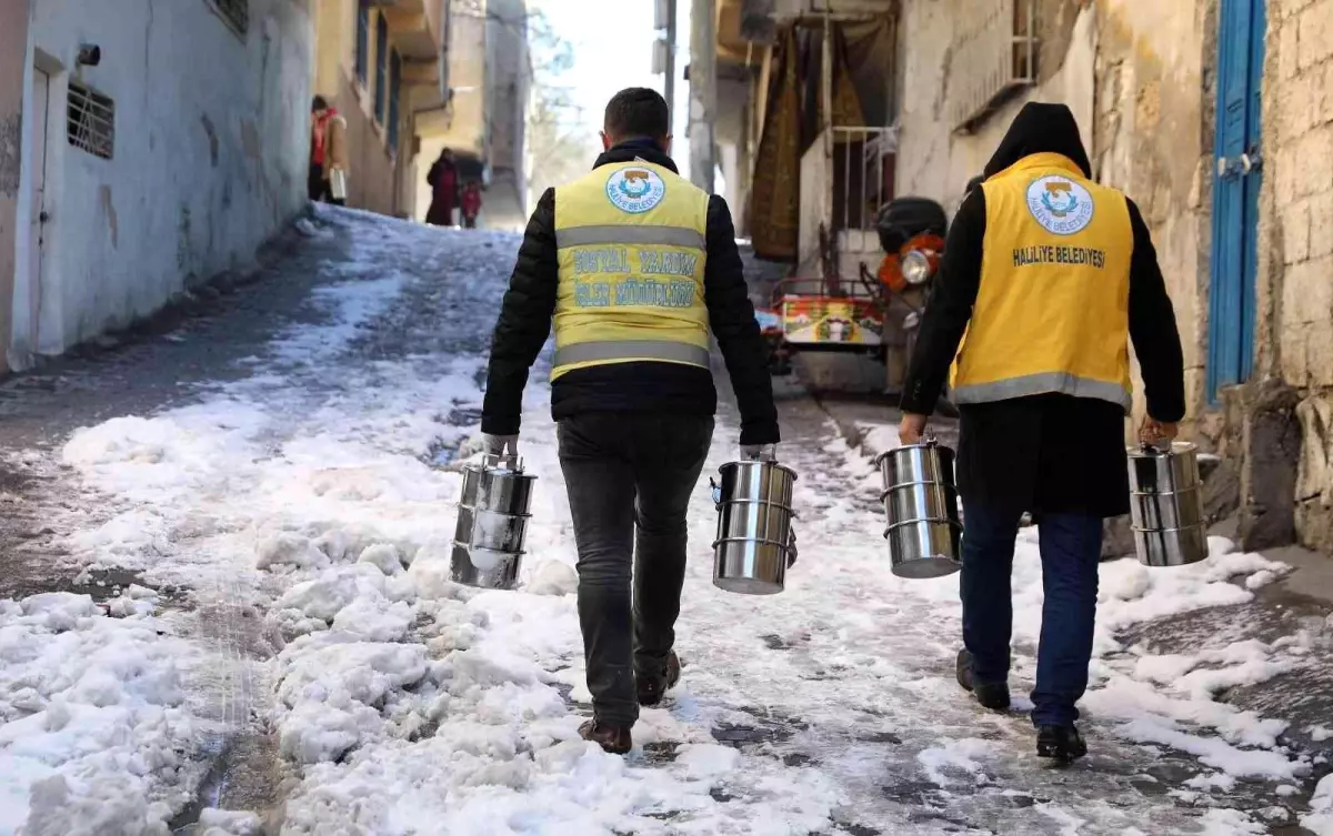 Haliliye'de kapı kapı sıcak AŞ dağıtılıyor
