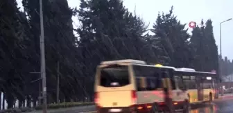 İstanbul beyaza büründü... Bazı vatandaşlar karın keyfini çıkardı, bazılarıysa zor anlar yaşadı