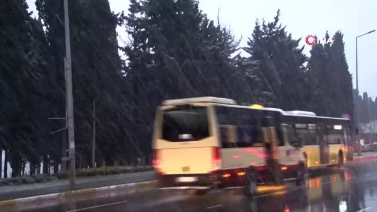 İstanbul beyaza büründü... Bazı vatandaşlar karın keyfini çıkardı, bazılarıysa zor anlar yaşadı