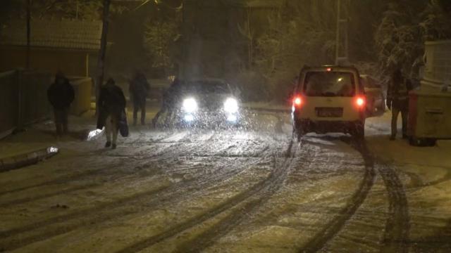 İstanbul'da beklenen kar yağışı başladı! İşte ilçe ilçe son durum