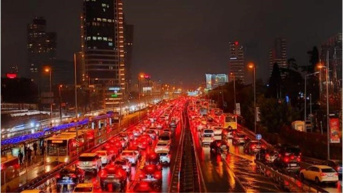 İstanbul\'da yağışlı havanın etkisiyle trafik yoğunluğu yüzde 80\'e çıktı