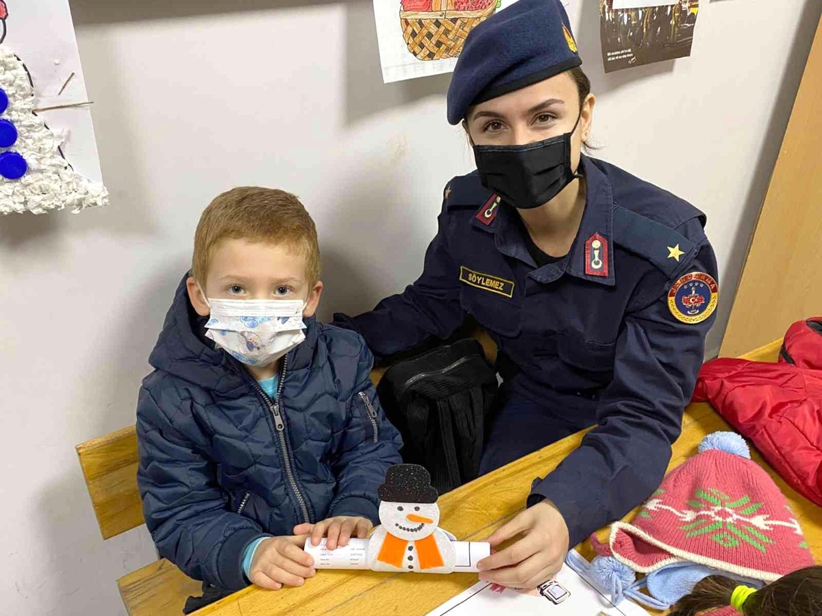 Jandarma öğrencilerin karne sevincine ortak oldu