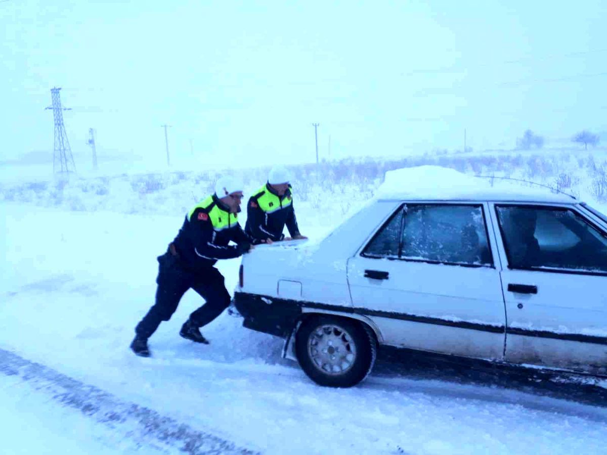 Kahramanmaraş\'ta yolda kalan vatandaşlara yardım