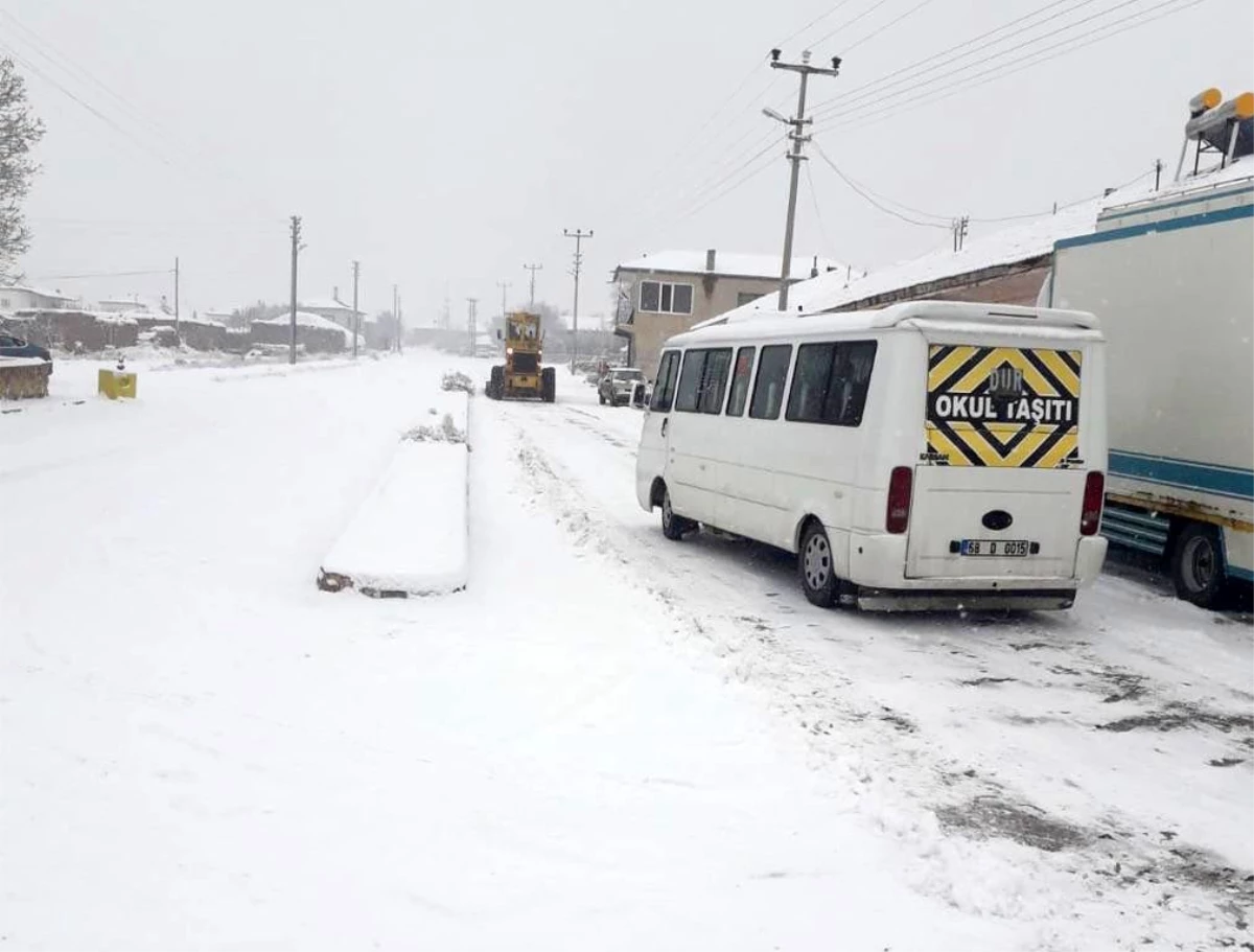 Son dakika haberi! Kar ve tipide minibüste mahsur kalan öğrencileri okula jandarma yetiştirdi