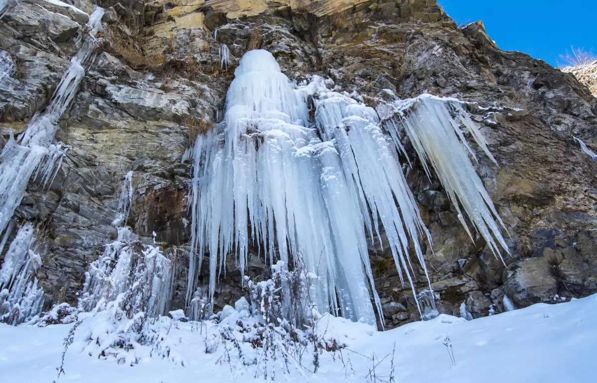 Kars'ta donan Susuz Şelalesi'nde buz sarkıtları oluştu