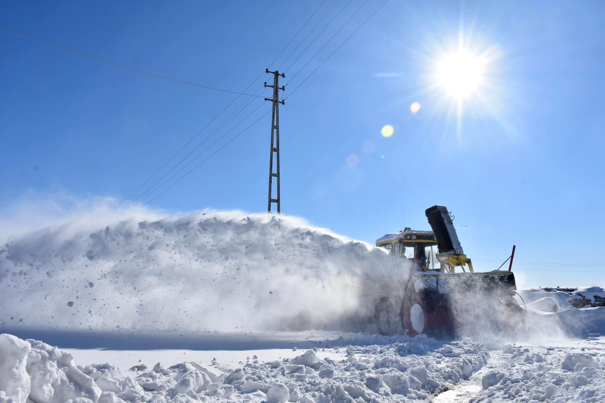 Kars\'ta yolu kardan kapanan köylerdeki diyaliz hastalarının imdadına ekipler yetişti