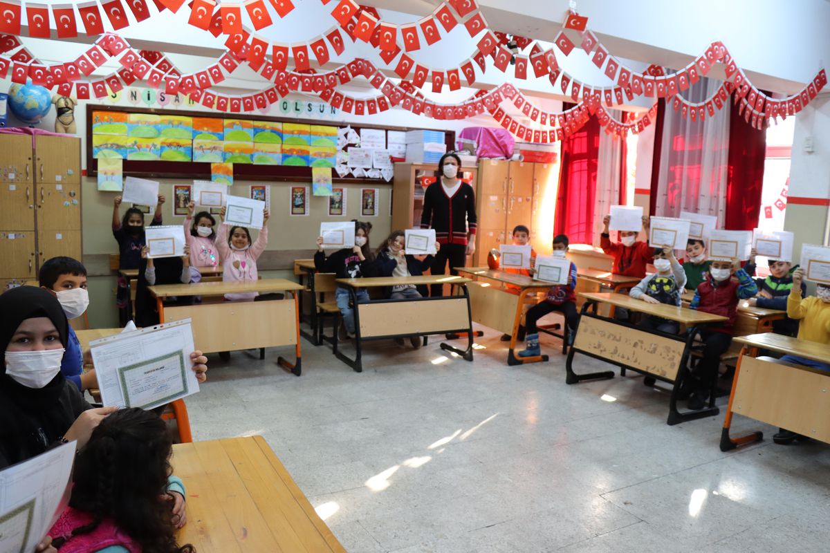 Kilis\'te karne alan öğrencilerden can dostlara mama hediyesi