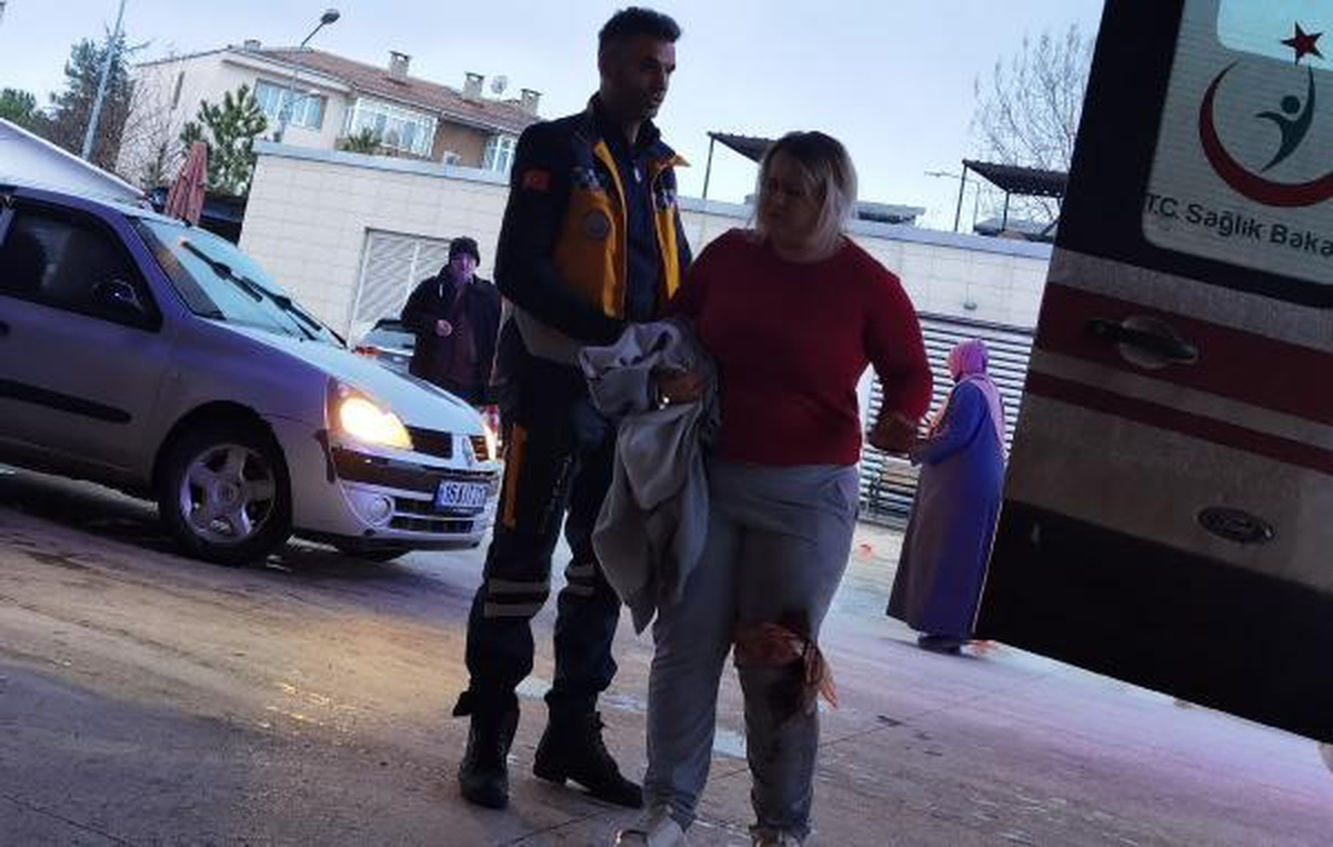 Kız kardeşini ve kendi eşini bıçakla yaralayıp kaçtı