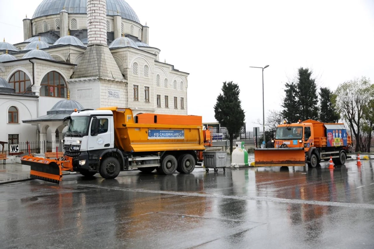 Küçükçekmece\'de kar yağışına karşı ekipler teyakkuzda