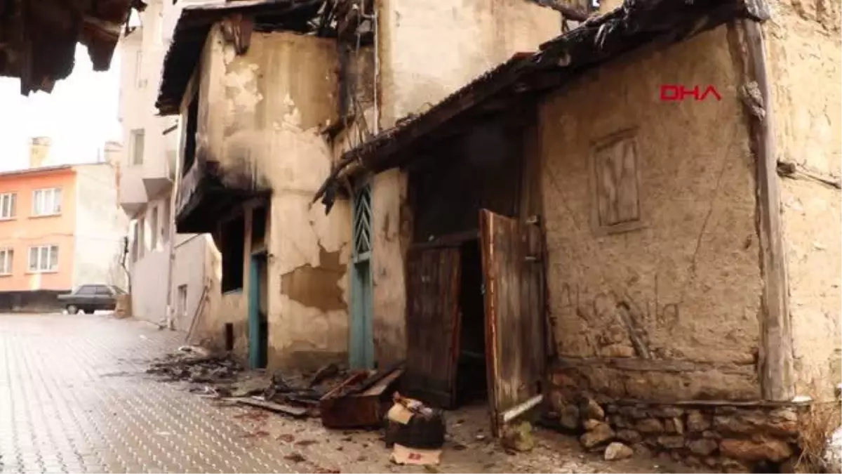 KÜTAHYA'DA 3 KATLI AHŞAP BİNA ALEV ALEV YANDI