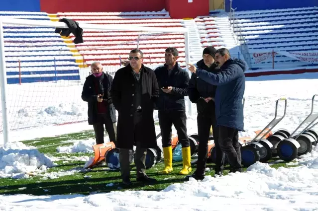 Mardin Stadı Ağrı maçı için kardan temizleniyor