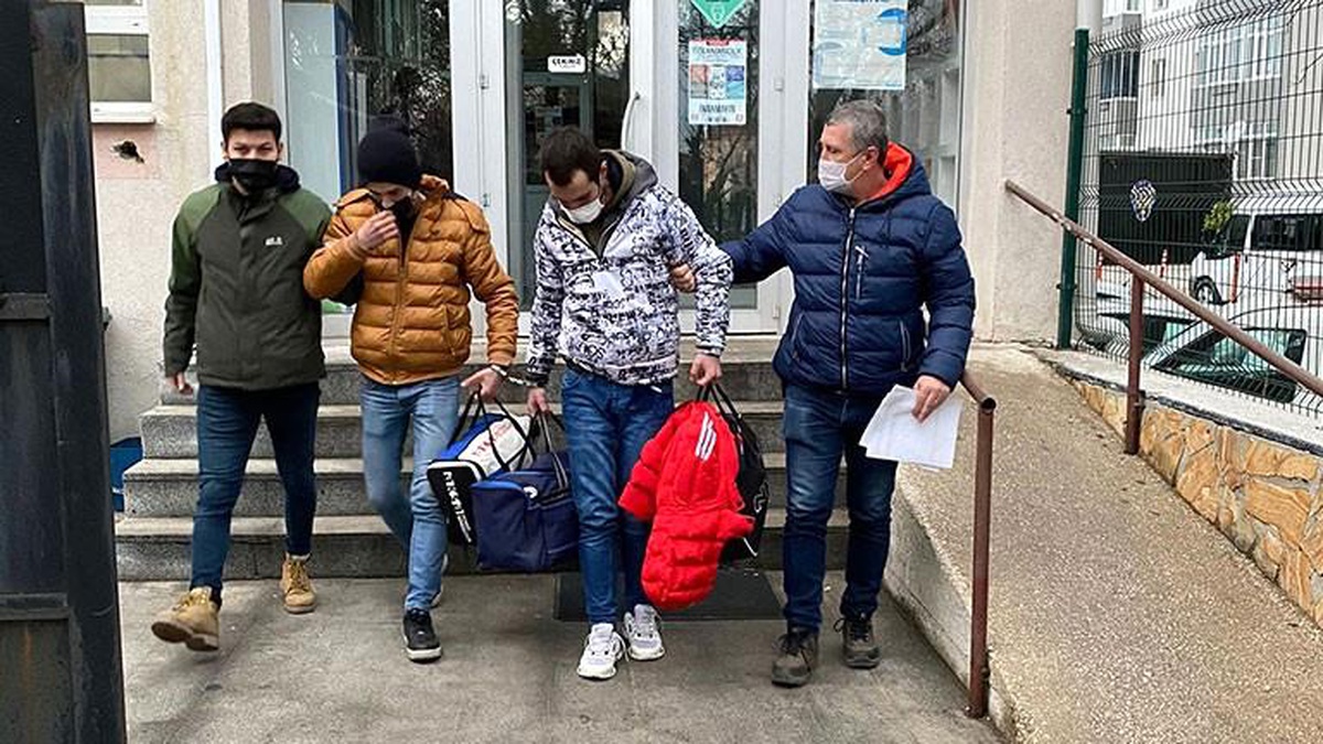 Son dakika haber: Marketten 19 şişe alkol çalan iki kişi kamera kayıtlarına takıldı