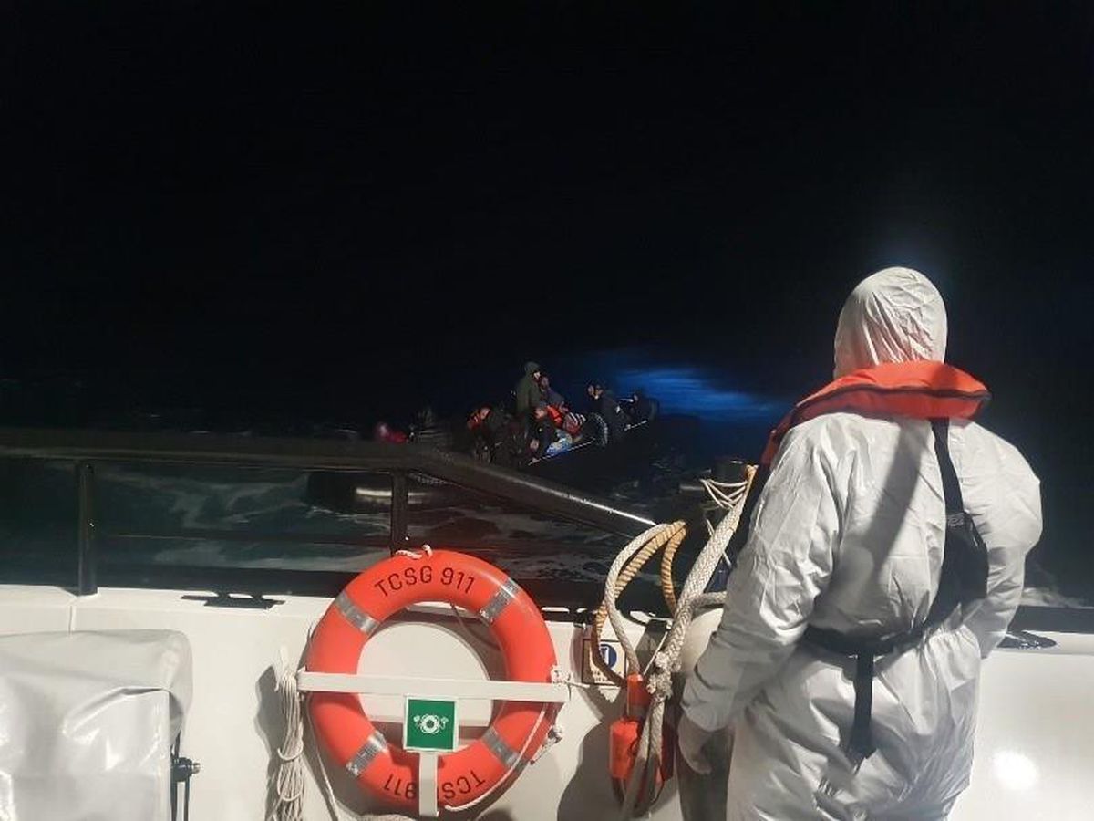 Marmaris\'te lastik bottaki 21 düzensiz göçmen kurtarıldı