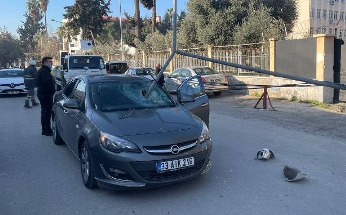 Mersin\'de devrilen aydınlatma direği otomobilin ön camından girdi