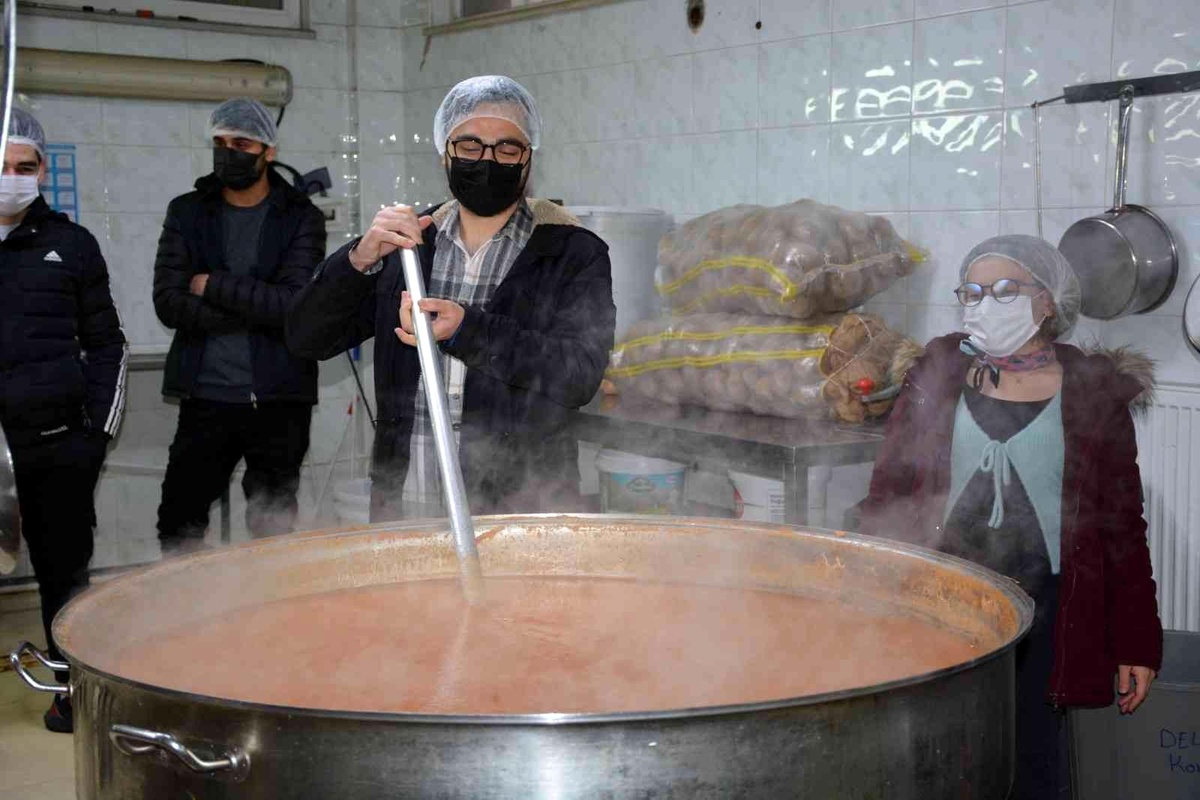 Öğrenciler yemeklerinin nasıl piştiğini gördü