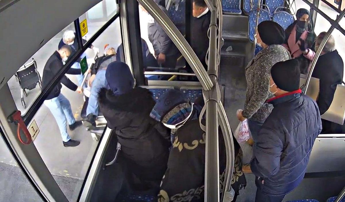 Son dakika haberi | Sakarya\'da belediye otobüsü şoförü, araçta rahatsızlanan yolcuyu hastaneye götürdü