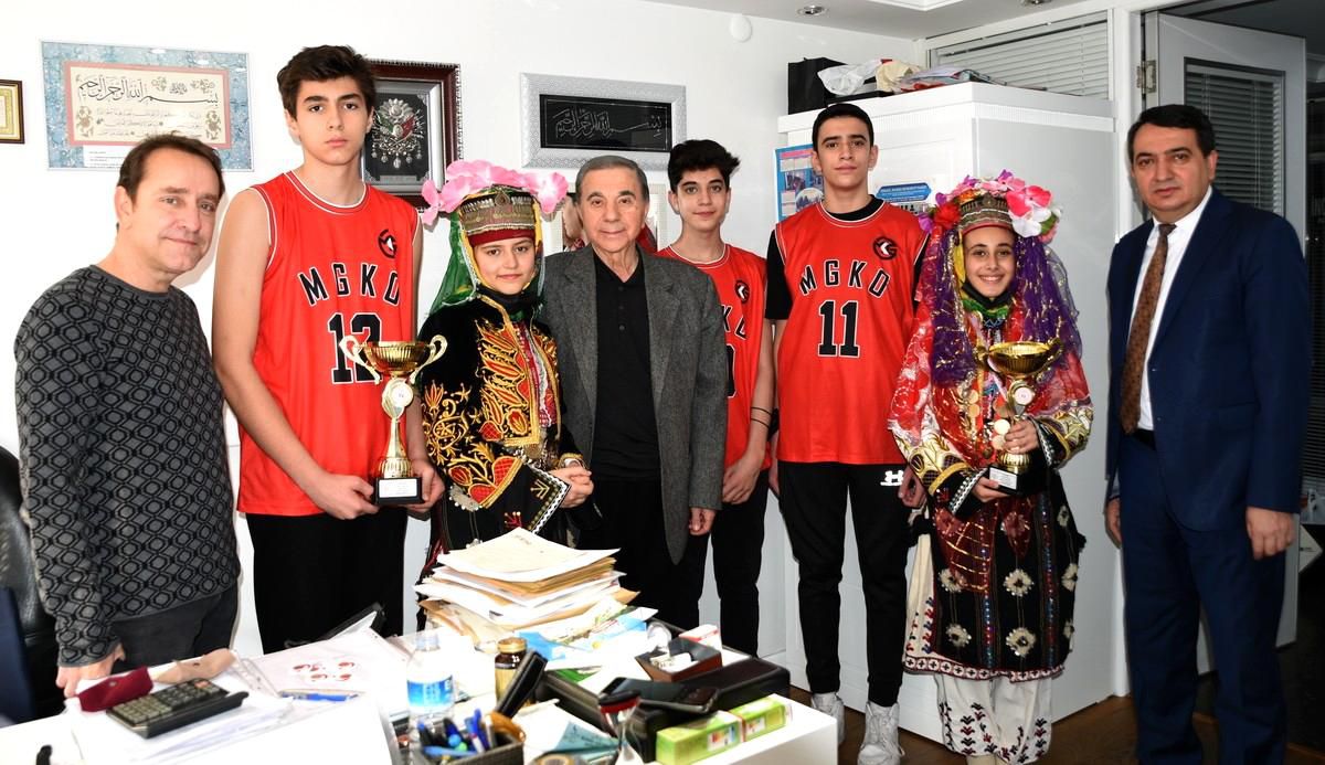 Şampiyonlar kupalarını hayırsever işadamına götürdü