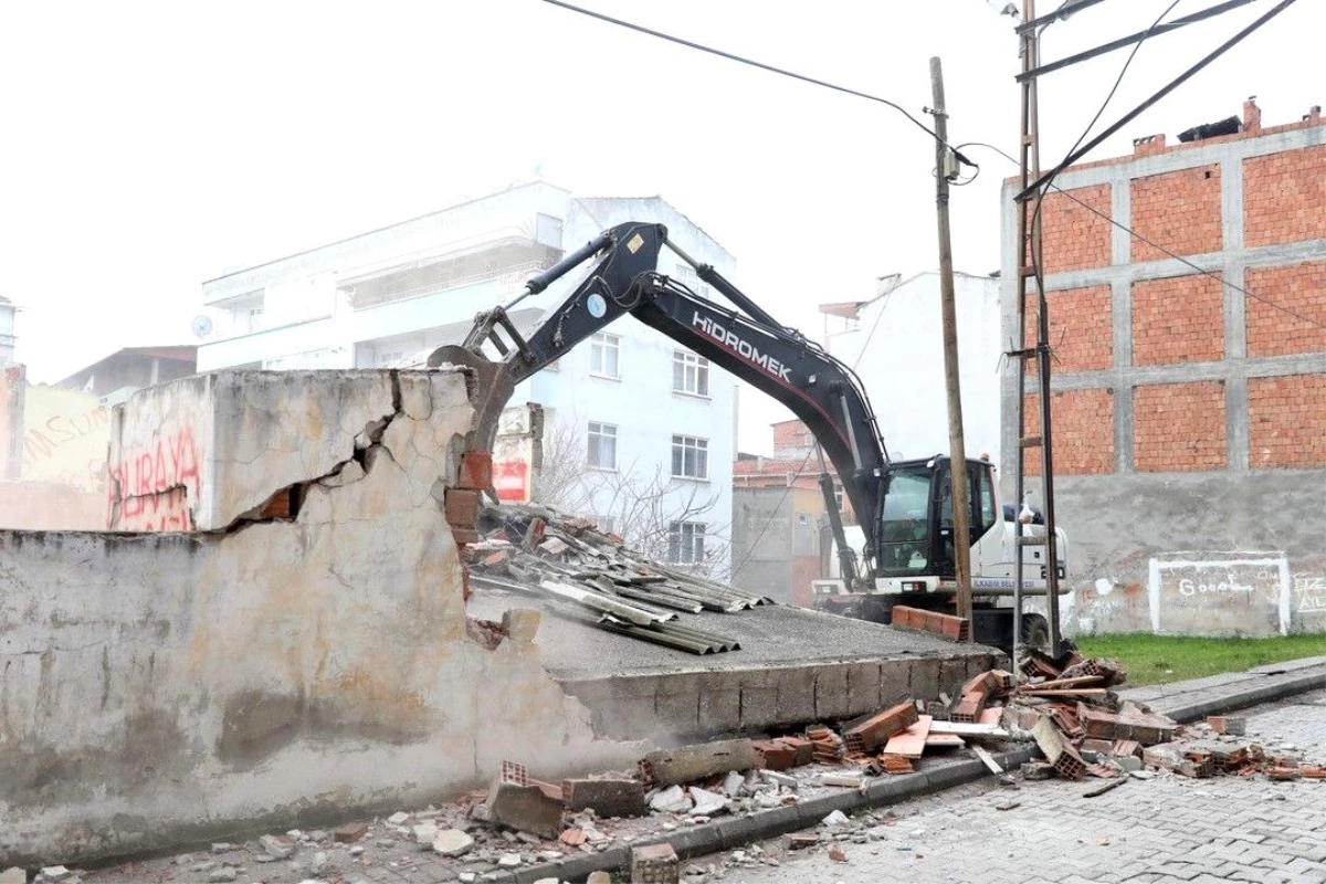 Samsun\'da metruk binalar yıkılıyor