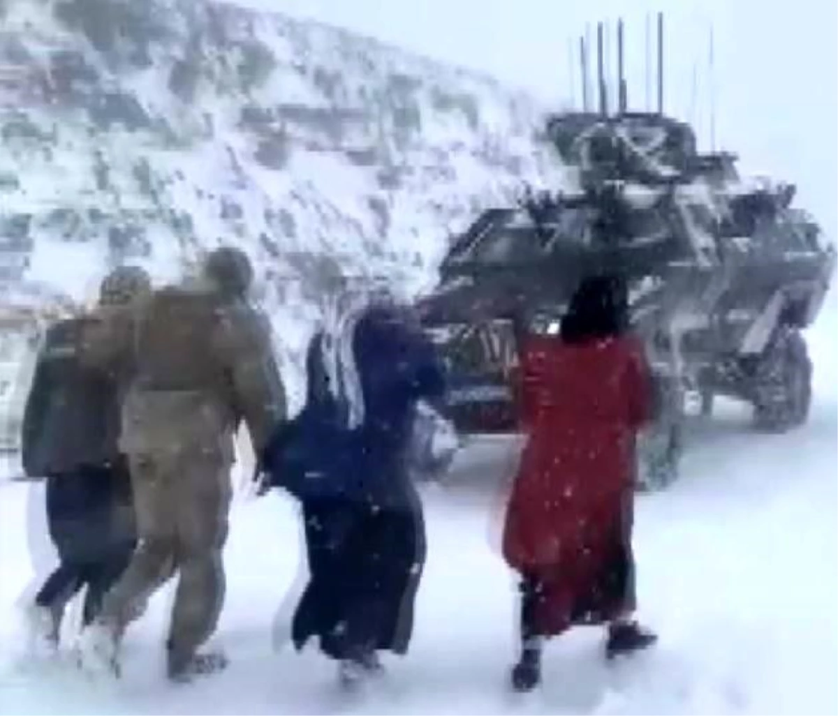 Siirt\'te jandarma ekipleri kirpi ve kobralarla kar mağduru 150 vatandaşı güvenli bölgeye çıkarttı