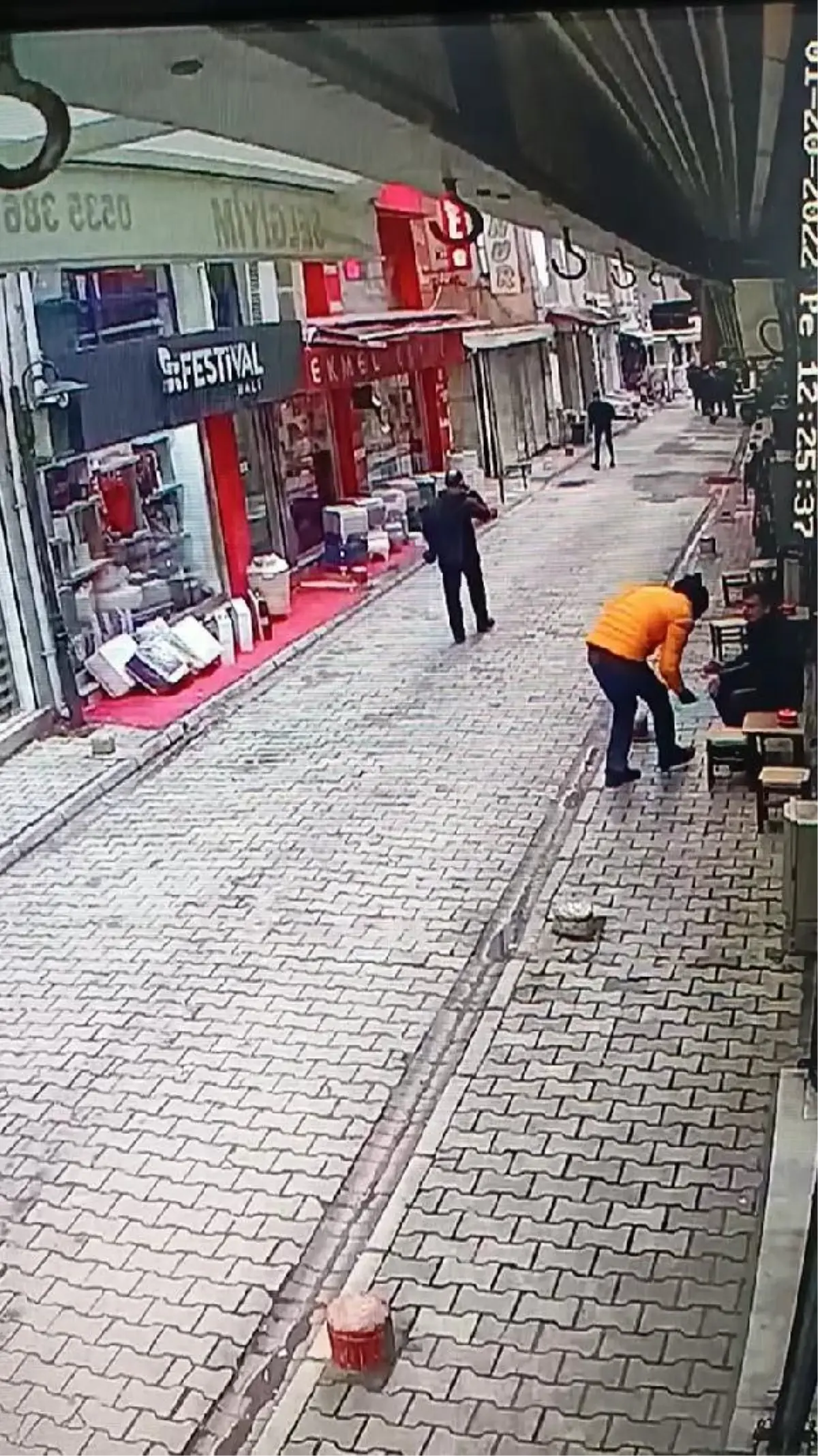 Son dakika haberi... Tartıştığı arkadaşını bıçakladı; o anlar kamerada