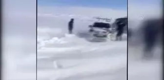 Tutak'ta tipi nedeniyle mahsur kalan araç kurtarıldı