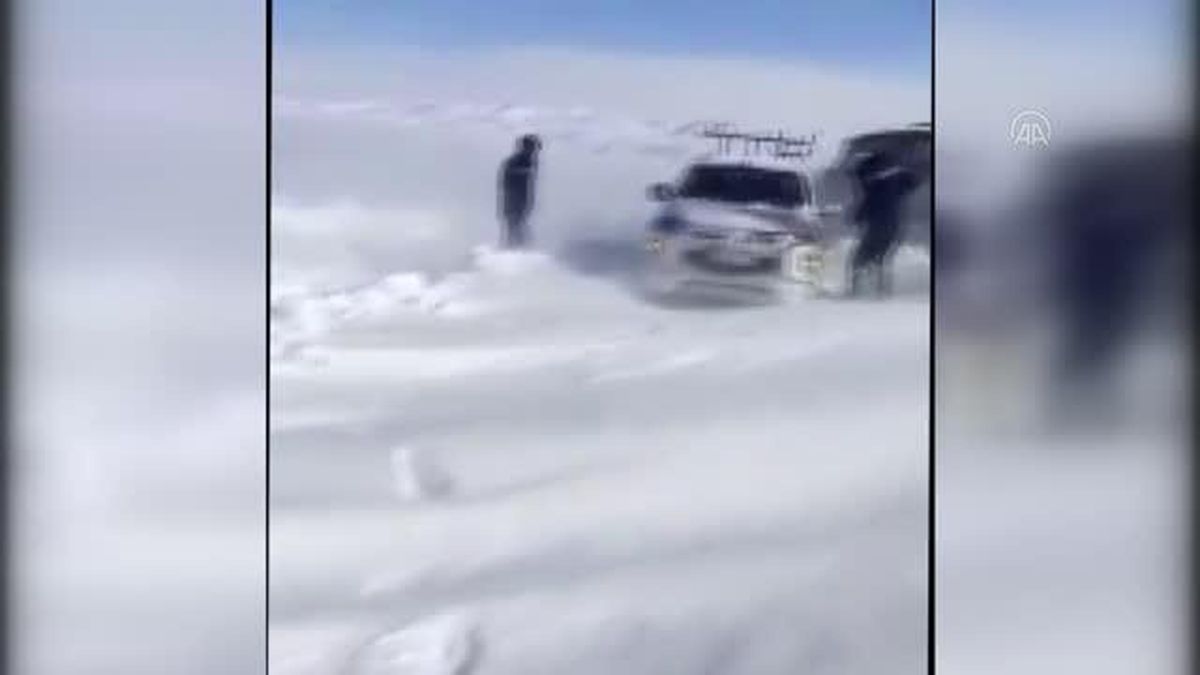 Tutak'ta tipi nedeniyle mahsur kalan araç kurtarıldı