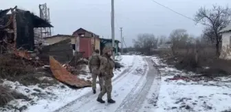 Ukrayna askerleri Rusya ile artan gerilimin ortasında cephe hattında devriye gezdi