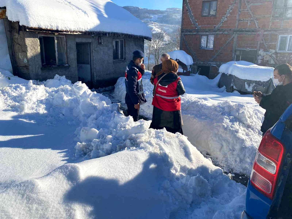 Ulaşım zorluğu çeken ailelere Kızılay ulaştı
