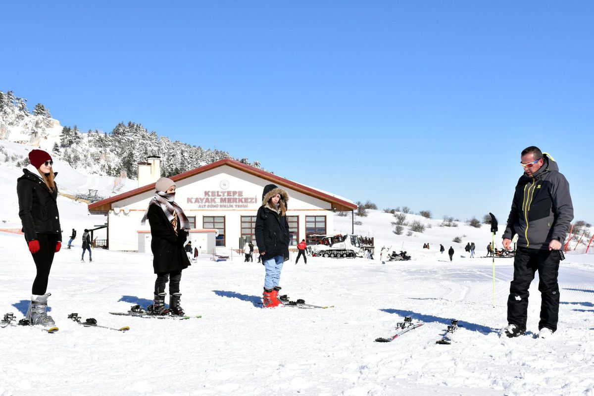 Üniversite öğrencileri Keltepe\'de kayak öğreniyor